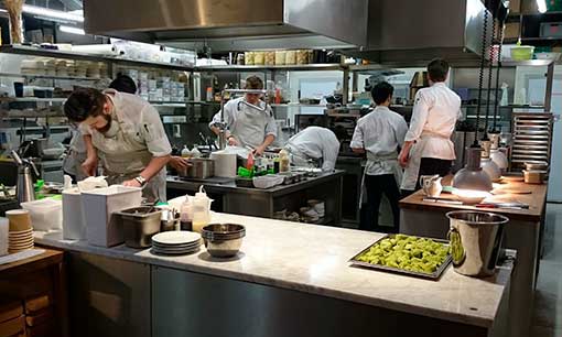 Cocina indistrial con cocineros