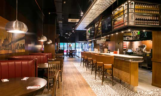 Interior del nuevo Fridays del paseo de La Habana