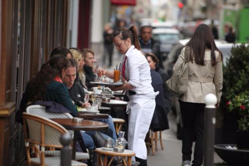 profesional horeca, consumiendo en una terraza de un bar