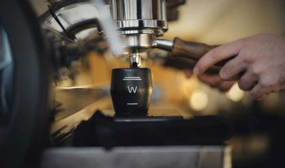 Elaborando café en Waycup