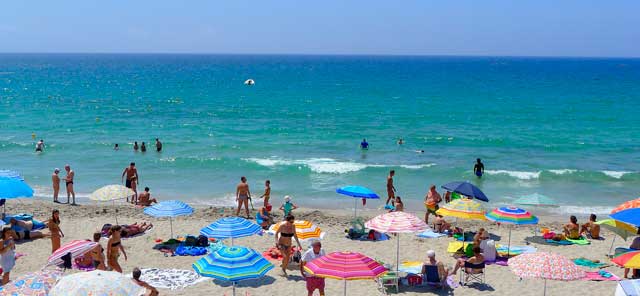 Profesionalhoreca, turistas en una playa