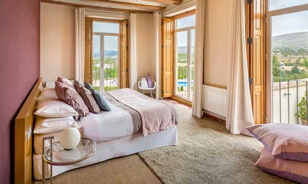 Profesional Horeca. habitación de hotel vestida por Resuinsa y Carmela Martí