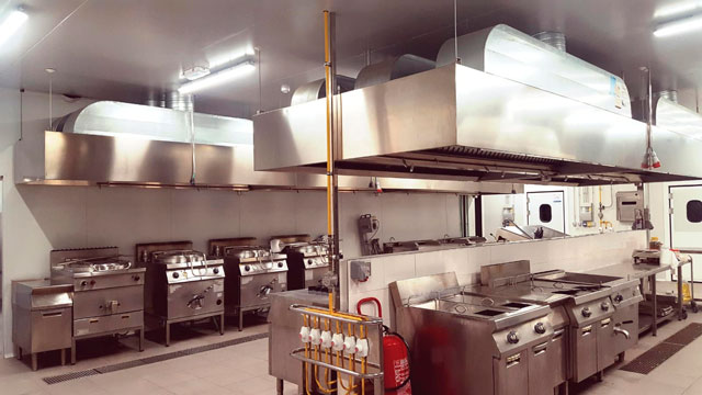 La zona de cocción y preparación de comidas de la cocina central de Compass Group en Tenerife