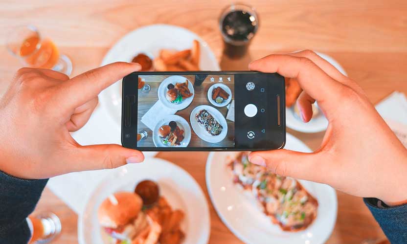 Profesionalhoreca, fotografiando comida en un restaurante con el móvil