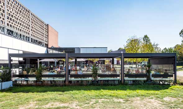 Una versátil espacio exterior para el Theatercafe de Hasselt (Bélgica)