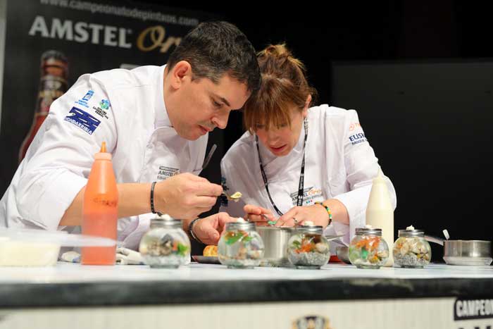 Profesionalhoreca, los campeones de Danako al recibir el primer premio, XIV Campeonato de Pintxos Amstel Oro - Euskal Herriko XIV Pintxo Txapelketa