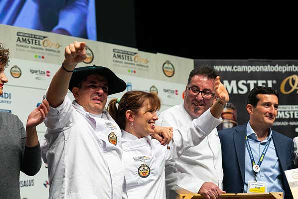 Profesionalhoreca, los campeones de Danako al recibir el primer premio, XIV Campeonato de Pintxos Amstel Oro - Euskal Herriko XIV Pintxo Txapelketa