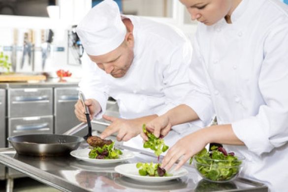 profesionalhoreca, chefs emplatando ensaladas