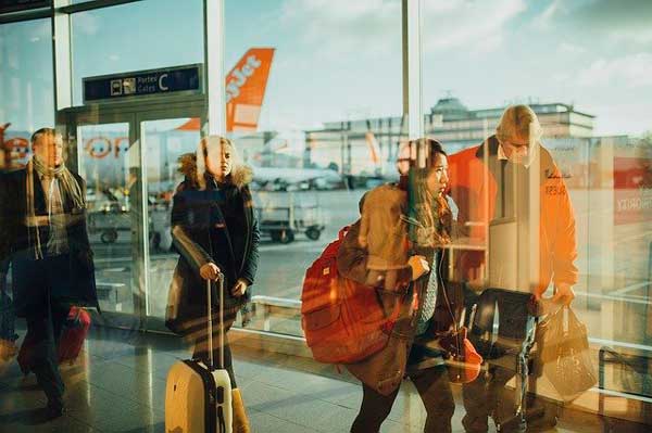 Profesionalhoreca, turistas en un aeropuerto, viajeros