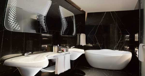 Profesionalhoreca, mármol negro y sanitarios únicos de líneas sinuosas en los baños de las habitaciones