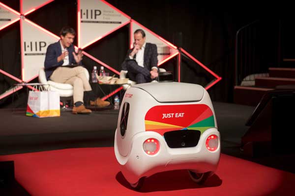 Profesionalhoreca, el robot de reparto Yape junto a Patrick Bergareche y Marius Robles, en HIP 2020