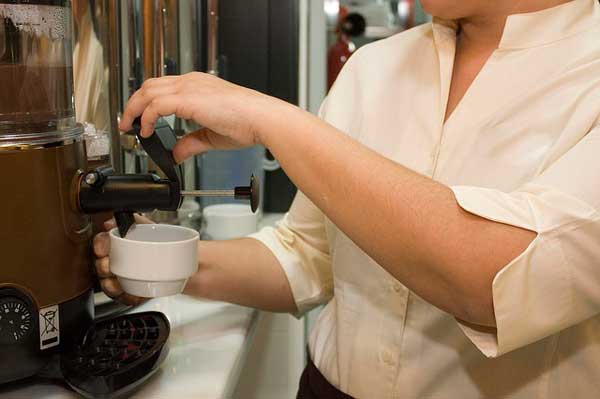 Profesionalhoreca, camarera poniendo un café