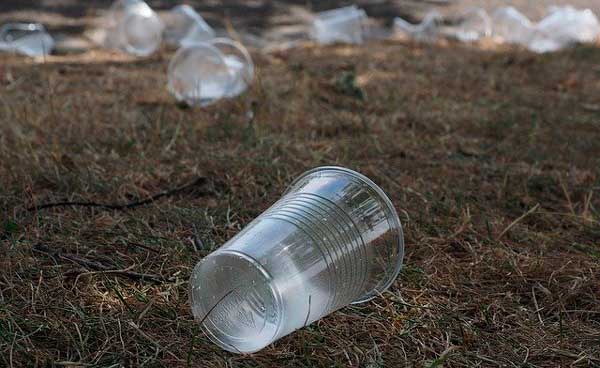 Profesionalhoreca, vasos de plástico tirados en el suelo