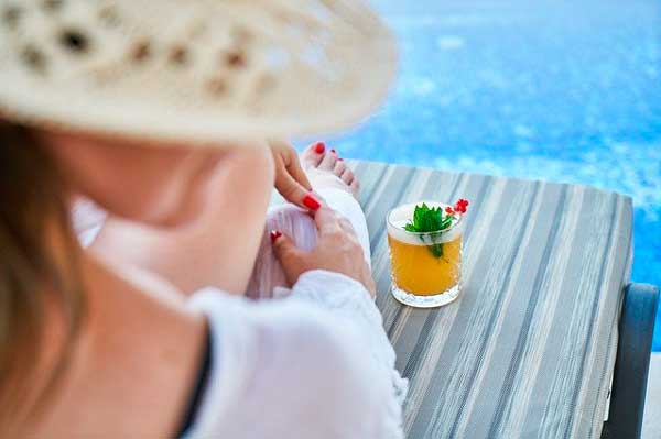 Profesionalhoreca, tomando una copa en la tumbona de la piscina