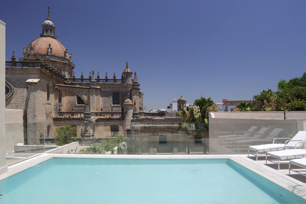 Profesionalhoreca, piscina en la azotea, hotel Bodega Tío Pepe