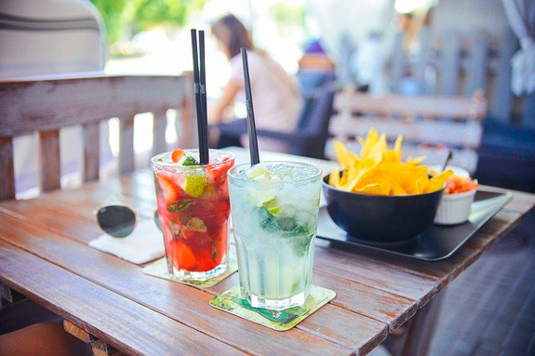 Profesionalhoreca, refrescoa en una mesa de bar