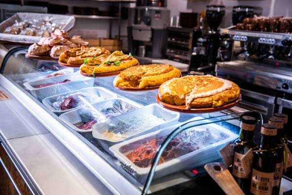 Profesionalhoreca, barra con tortillas rellenas, en D.Origen