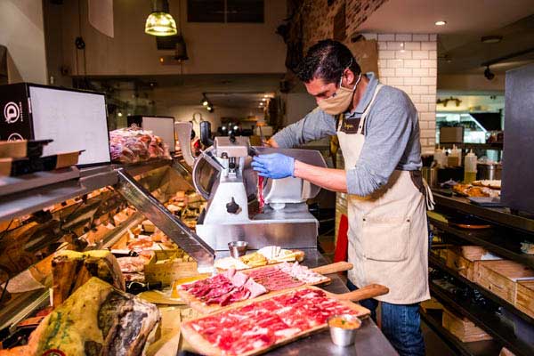 Profesionalhoreca, preparando tablas de quesos y chacinas, en D.Origen