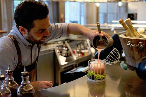 Profesionalhoreca, bartender del hotel Arts preparando un cóctel