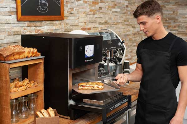 Profesionalhoreca, preparando un bocadillo caliente en un horno eikon de Merrychef