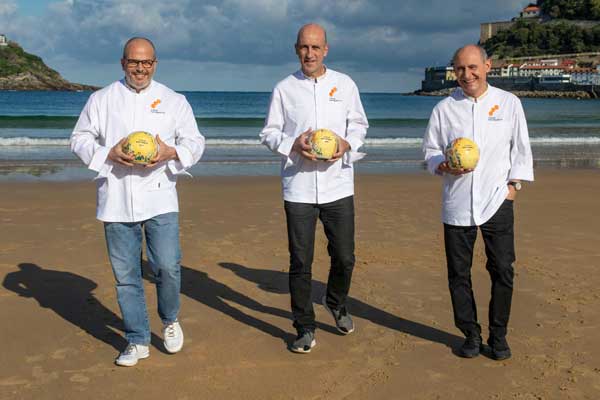 Profesionalhoreca, Jordi Vilà, Pedri Arregi y Paco Pérez, los tres nuevos chefs "trisoleados", en la playa de La Concha, en San Sebastián