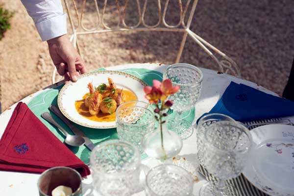 Profesionalhoreca, comida en el jardín del hotel Cristine Bedfor en Mahón