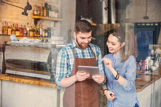 Profesionalhoreca, hosteleros consultando una tablet