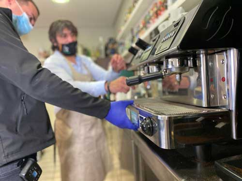 Profesionalhoreca, servicio técnico de Refrival con una máquina de café