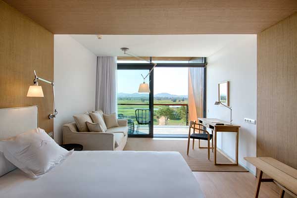 Profesionalhoreca, habitación del hotel Empordà Golf, reformado por LaGranja Design