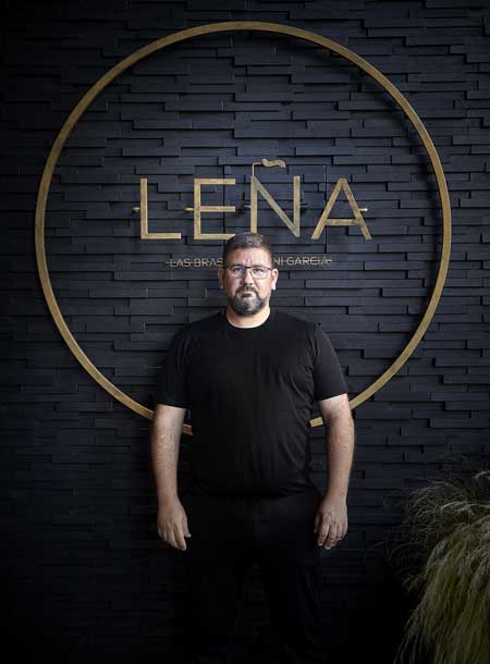 Profesionalhoreca, Dani García posa en el nuevo restaurante Leña, en el hotel Hyatt Regency Hesperia de Madrid