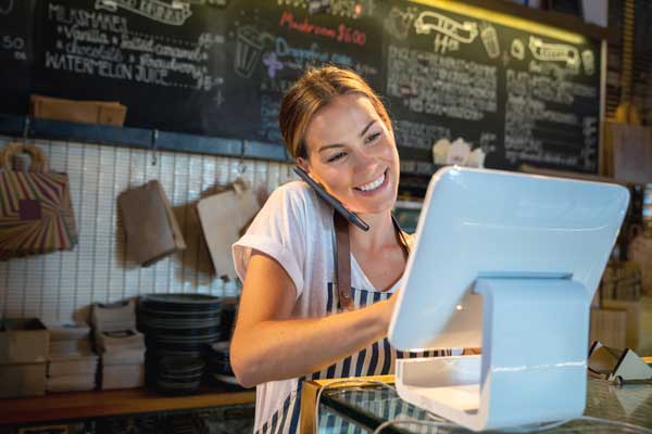 Profesionalhoreca, camarera con un TPV en un restaurante