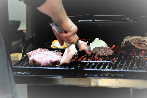 Parrilla vasco-uruguaya de Cabaña Grill delmcomplejo Ocean, en Alicante