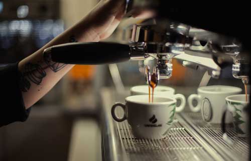 Profesionalhoreca, barista realizando un café