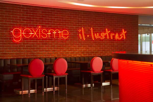 Profesionalhoreca, vibrante rojo y luces de neón en la sala de GoXo Barcelona