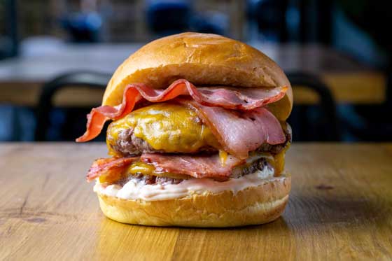 Profesionalhoreca, la hamburguesa Super Frankie Cheese Bacon de Frankie Burgers