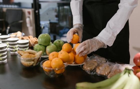 ProfesionalHoreca, camarero montando un buffet, restauración