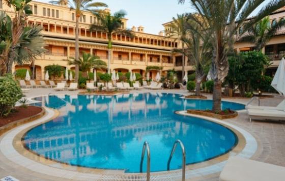ProfesionalHoreca, piscina del Secrets Bahía Real Resort & Spa