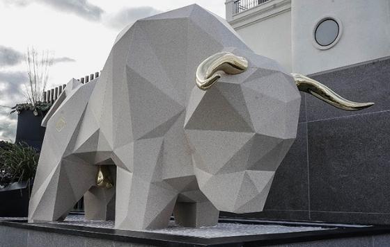 ProfesionalHoreca- escultura toro Rooftop Hotel Riu Plaza España