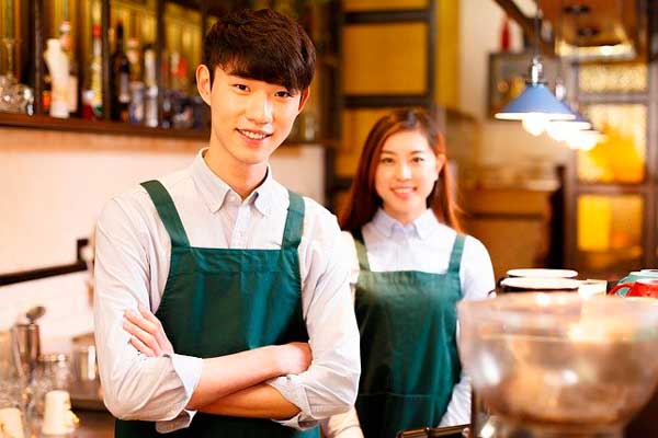 Profesionalhoreca, jóvenes camareros en un bar