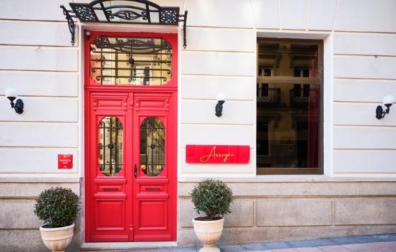 ProfesionalHoreca, La puerta roja que da acceso al nuevo restaurante Arrayán