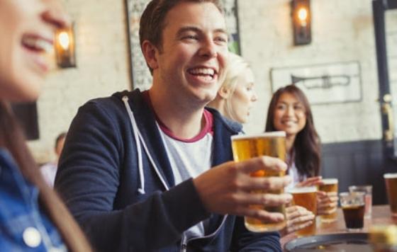 ProfesionalHoreca, jóvenes tomando cerveza en un bar,  consumo fuera del hogar