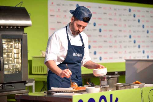Profesionalhoreca, Sergi Barulls, chef ejecutivo de Flax & Kale, cocina con ingredientes plant-based en su demostración en HIP 2022