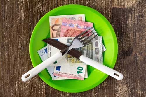 Profesionalhoreca, plato de comida con dinero, demanda de hosteleros ante el Supremo