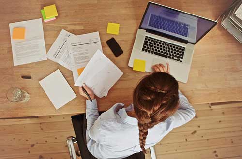 profesionalhoreca, trabajando en un ordenador, cursps on-line Anfitriones