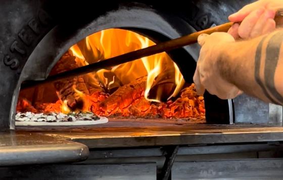 ProfesionalHoreca, horno de leña en una pizzería NAP