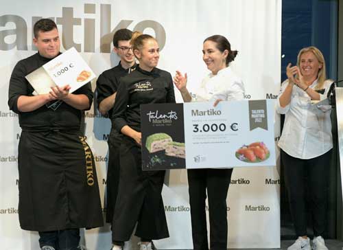 Profesionalhoreca, Premio Talentos Martiko 2022, Cristina Gómez recibe de manos de Elena Arzak el cheque de 3.000 euros