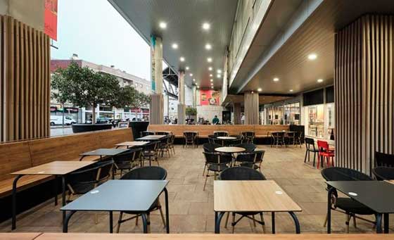 ProfesionalHoreca, zona de restaurante del local de Enrique Tomás en el centro comercial La Farga
