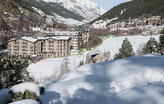 Profesional Horeca Serras Andorra fachada vistas con nieve entorno natural