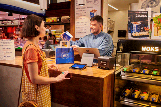 Profesionalhoreca, recogiendo un pedido de take away en el restaurante