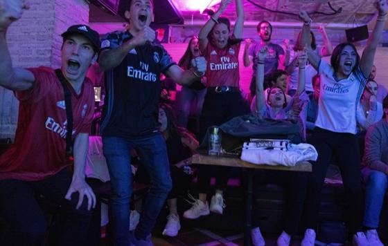 ProfesionalHoreca- aficionados viendo un partido en un bar asociado a Kop Stadium